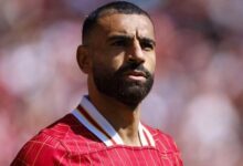 يعشق شباك الأحمر.. ماذا يفعل محمد صلاح مع ليفربول أمام مانشستر يونايتد؟