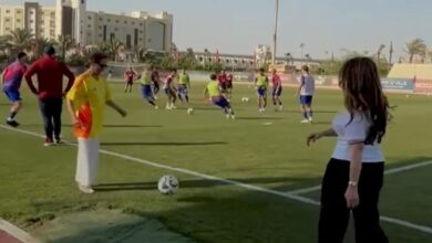 "مواجهة دبلوماسية" في مهارات كرة القدم بين سفيرتي أمريكا وكولومبيا ببطولة خوفو