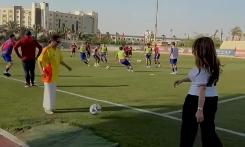 "مواجهة دبلوماسية" في مهارات كرة القدم بين سفيرتي أمريكا وكولومبيا ببطولة خوفو